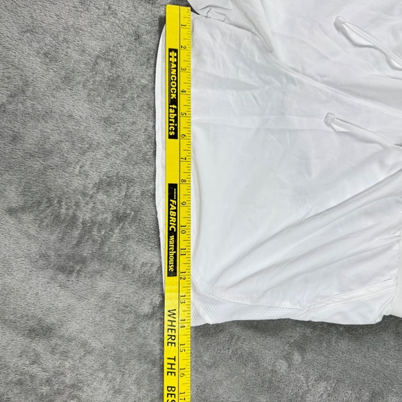 Under Armour Women’s XL White HeatGear Shorts Athletic Loose Fit Pockets - Picture 10 of 12